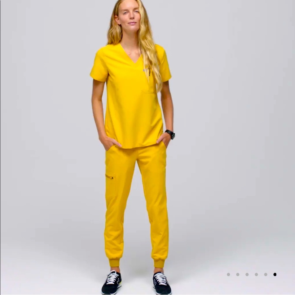 NWT Figs Women’s Light Gold Scrub Set Medium Catarina / Zamora